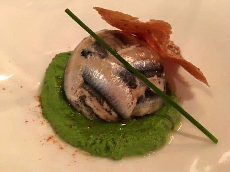 Scooby - doo di Alici con farcia di “Beccafico” su spuma di Cavolo Vecchio di Rosolini, Wafer al cacio Ragusano e sesamo - Chef Maurizio Urso